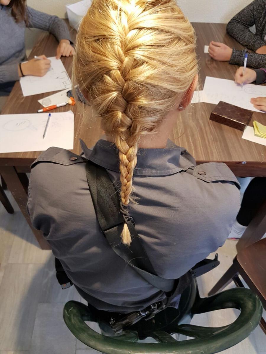 י' במפגש עם הנערות. להתגבר על הקשיים (צילום: דוברות המשטרה)